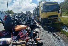 Homem morre após caminhão bater de frente com caminhonete Homem morre após caminhão-cegonha ultrapassar carreta e bater de frente com caminhonete na Bahia