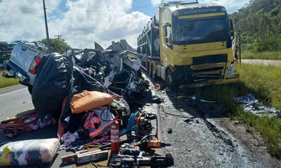Homem morre após caminhão-cegonha ultrapassar carreta e bater de frente com caminhonete na Bahia