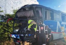 Acidente entre dois ônibus deixa feridos na BR-251 Acidente entre dois ônibus deixa feridos na BR-251