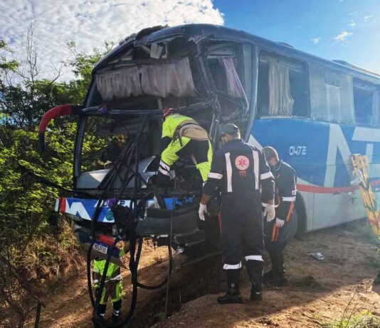 Acidente entre dois ônibus deixa feridos na BR-251 Acidente entre dois ônibus deixa feridos na BR-251