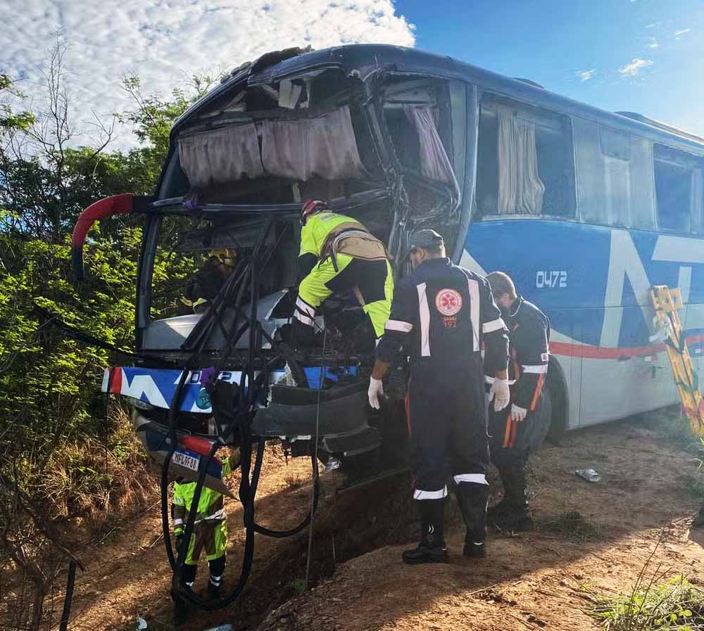 Acidente entre dois ônibus deixa feridos na BR-251