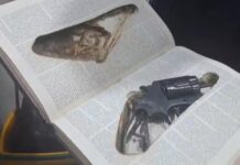 Suspeitos de fabricar e distribuir armas para facções são presos na Bahia; revólver foi encontrado dentro de bíblia Suspeitos de fabricar e distribuir armas para facções são presos no sul da BA; revólver foi encontrado dentro de bíblia