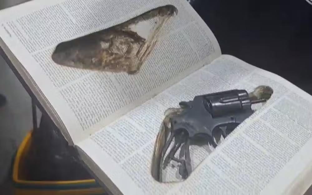 Suspeitos de fabricar e distribuir armas para facções são presos no sul da BA; revólver foi encontrado dentro de bíblia