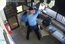 Mulher é agredida com golpes de capacete pelo colega de trabalho Mulher é agredida com golpes de capacete pelo colega de trabalho em Salvador