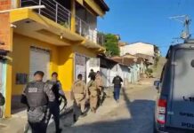 Uma pessoa morre e mais de 20 são presas em operação contra facção criminosa na Bahia Uma pessoa morre e mais de 20 são são presas em operação contra facção criminosa na Bahia