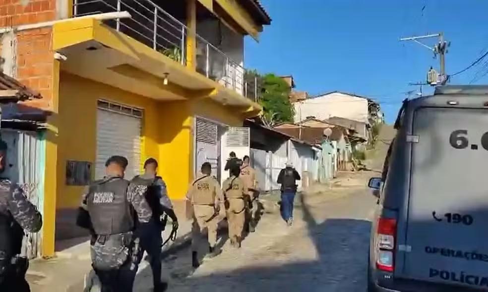 Uma pessoa morre e mais de 20 são são presas em operação contra facção criminosa na Bahia