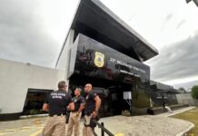 Casal é encontrado morto com marcas de tiros dentro de carro em estacionamento de mercado Casal é encontrado morto com marcas de tiros dentro de carro em estacionamento de mercado