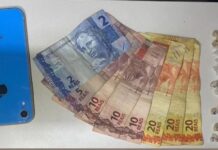 Mulher é presa por tráfico de drogas após abordagem durante patrulhamento Mulher é presa por tráfico de drogas após abordagem durante patrulhamento