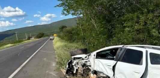 Colisão frontal deixa uma pessoa ferida na BR-242 Colisão frontal deixa uma pessoa ferida na BR-24