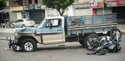 Grave acidente envolvendo caminhonete e duas motos é registrado na manhã desta sexta-feira em Itaberaba Grave acidente envolvendo caminhonete e duas motos é registrado na manhã desta sexta-feira em Itaberaba