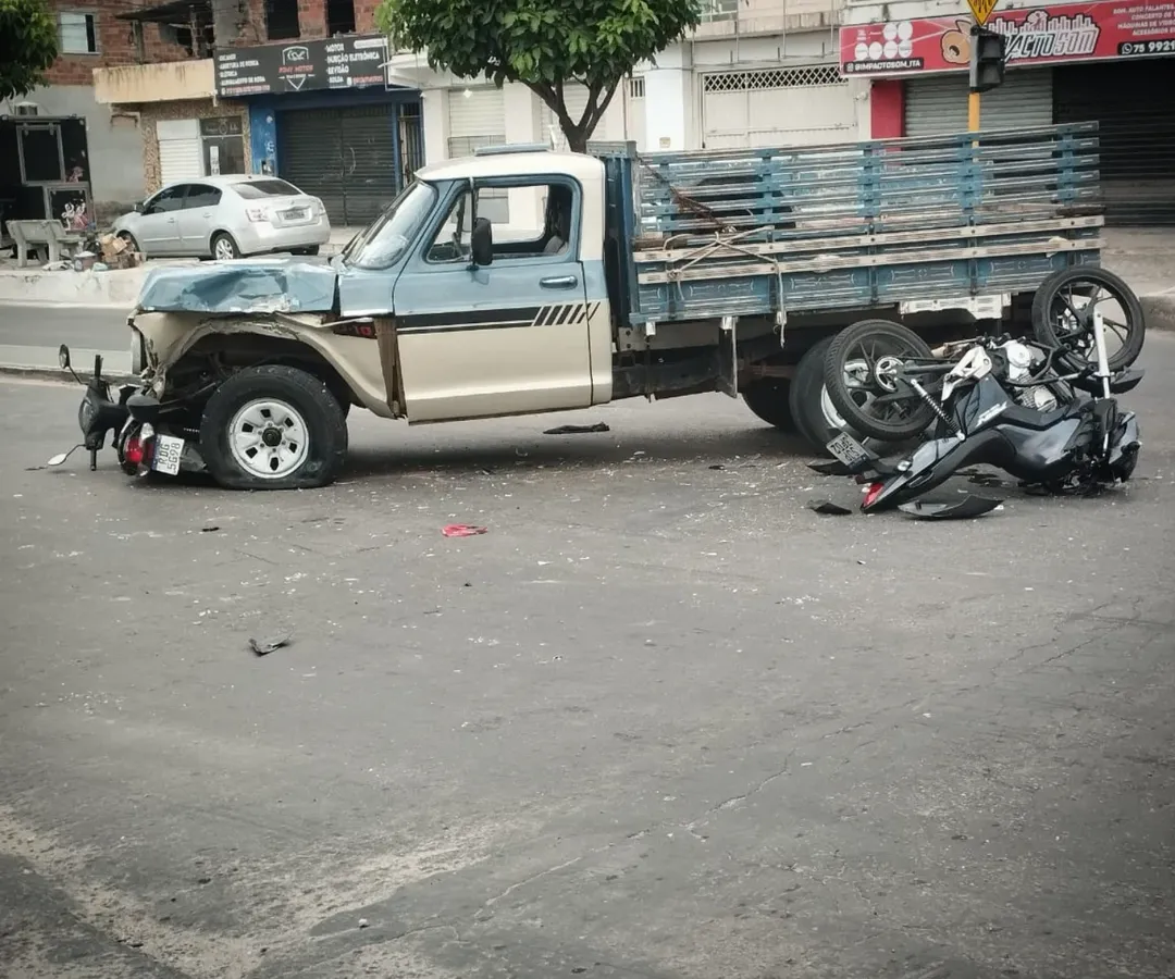 Grave acidente envolvendo caminhonete e duas motos é registrado na manhã desta sexta-feira em Itaberaba