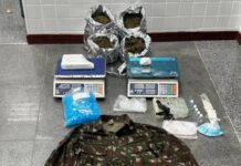 Policia apreende drogas, balanças e material do tráfico no bairro Aviário, em Feira de Santana Policia apreende drogas, balanças e material do tráfico no bairro Aviário, em Feira de Santana