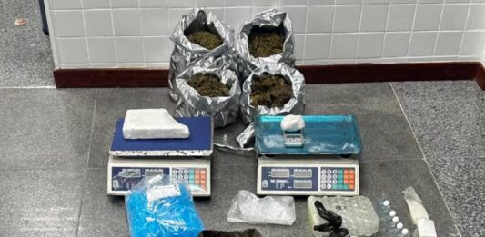 Policia apreende drogas, balanças e material do tráfico no bairro Aviário, em Feira de Santana Policia apreende drogas, balanças e material do tráfico no bairro Aviário, em Feira de Santana