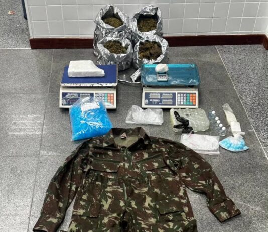 Policia apreende drogas, balanças e material do tráfico no bairro Aviário, em Feira de Santana Policia apreende drogas, balanças e material do tráfico no bairro Aviário, em Feira de Santana