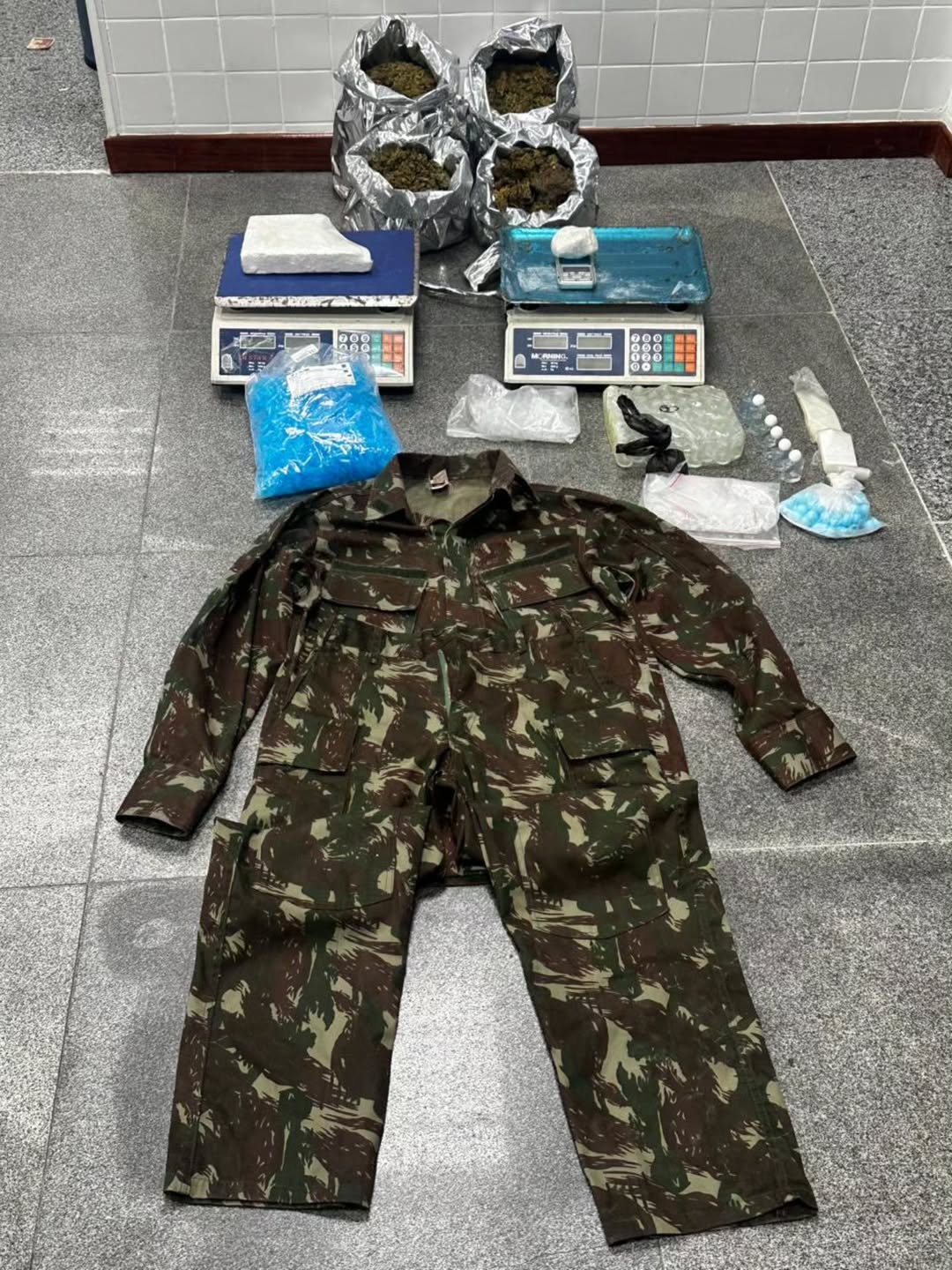 Policia apreende drogas, balanças e material do tráfico no bairro Aviário, em Feira de Santana