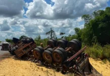 Carreta tomba na BR-324, motorista fica ferido