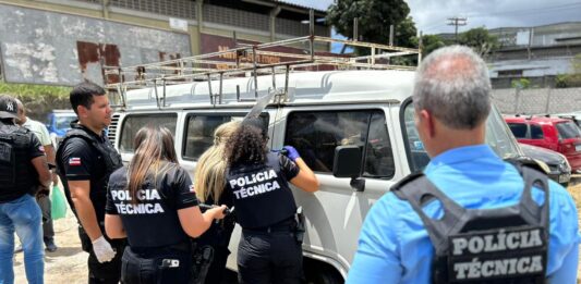 Policia carro utilizado pelos técnicos de internet assassinados em Salvador