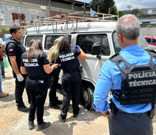 Policia carro utilizado pelos técnicos de internet assassinados em Salvador