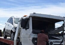 Caminhão-guincho colide com carreta e deixa ferido na BR-242 Caminhão-guincho colide com carreta e deixa ferido na BR-242