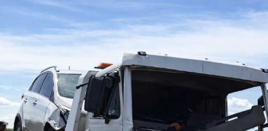 Caminhão-guincho colide com carreta e deixa ferido na BR-242 Caminhão-guincho colide com carreta e deixa ferido na BR-242