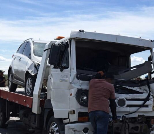Caminhão-guincho colide com carreta e deixa ferido na BR-242 Caminhão-guincho colide com carreta e deixa ferido na BR-242