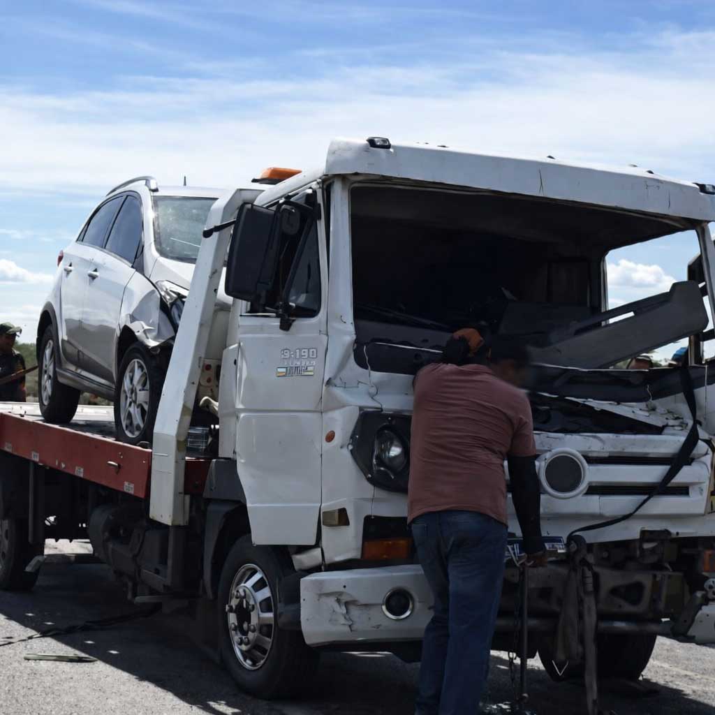 Caminhão-guincho colide com carreta e deixa ferido na BR-242