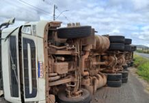 Carreta tomba na BR-242 em Itaberaba e carga é saqueada Carreta tomba na BR-242 em Itaberaba e carga é saqueada