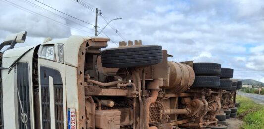 Carreta tomba na BR-242 em Itaberaba e carga é saqueada Carreta tomba na BR-242 em Itaberaba e carga é saqueada