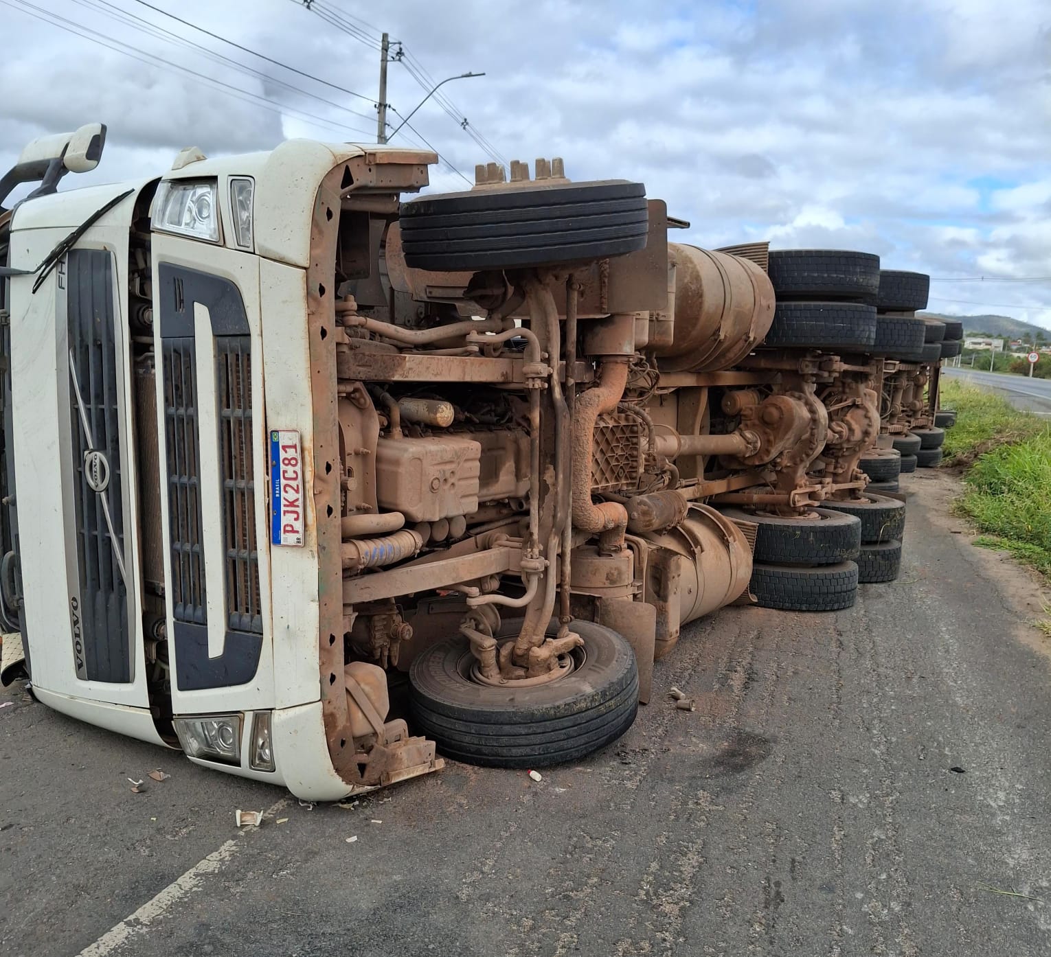 Carreta tomba na BR-242 em Itaberaba e carga é saqueada