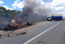 Dez pessoas morrem em batida entre dois carros na Bahia Dez pessoas morrem em batida entre dois carros na Bahia