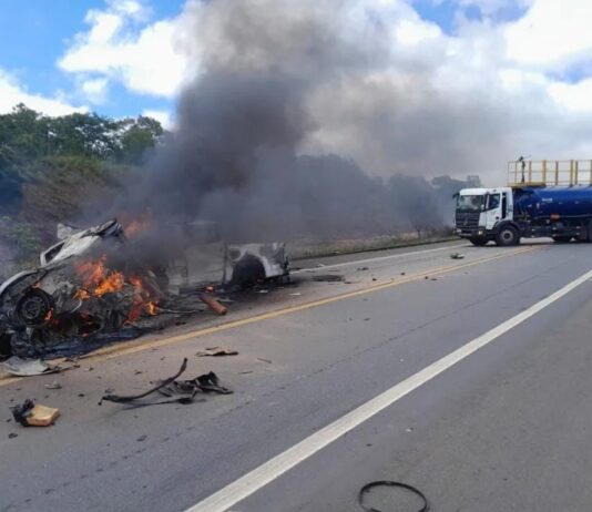 Dez pessoas morrem em batida entre dois carros na Bahia Dez pessoas morrem em batida entre dois carros na Bahia