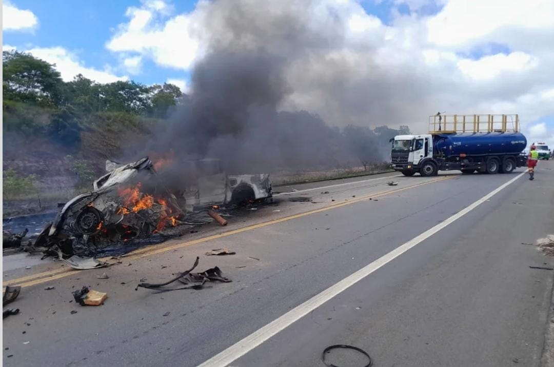 Dez pessoas morrem em batida entre dois carros na Bahia