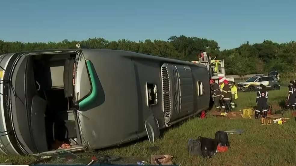 Ônibus tombado em Jaboticabal estava a 100 km/h em trecho de 40 km/h, aponta polícia