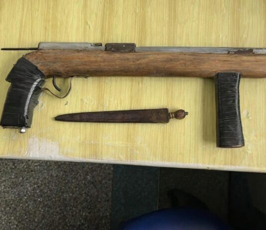 Policia apreende arma de fogo e cumpre mandado de prisão em Ruy Barbosa Policia apreende arma de fogo e cumpre mandado de prisão em Ruy Barbosa