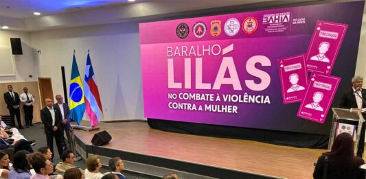 Governo da Bahia lança Baralho Lilás com 16 foragidos por crimes contra mulheres