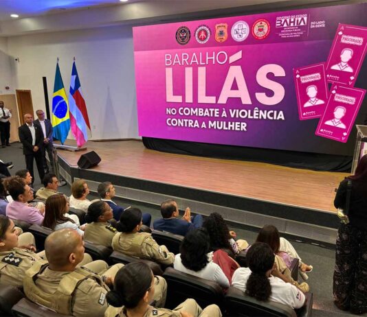 Governo da Bahia lança Baralho Lilás com 16 foragidos por crimes contra mulheres
