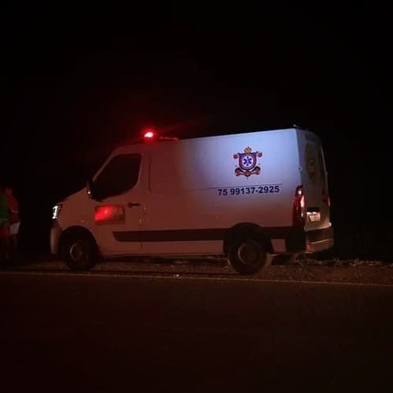 Acidente entre carro e moto deixa entregador de delivery gravemente ferido na BA-052, em Ipirá