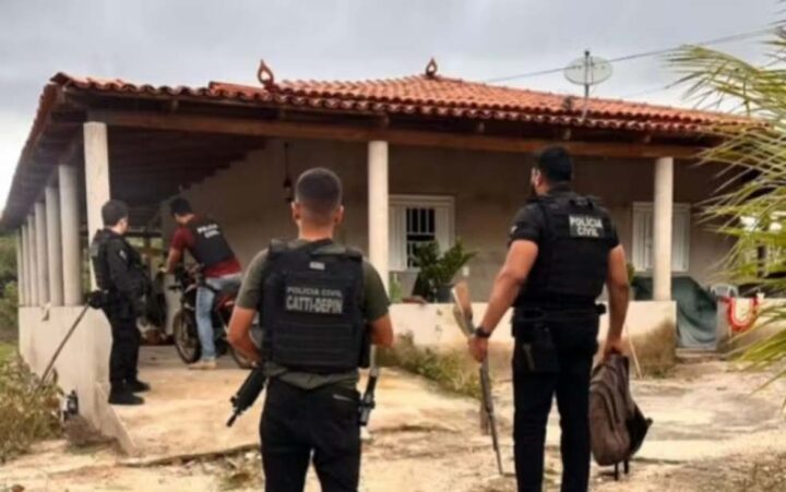 Homem é preso por suspeita de matar vizinha após briga por galinhas