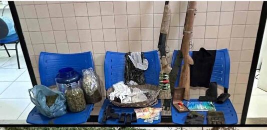 CIPE/Chapada apreende drogas, armas e colete balístico após confronto na zona rural de Palmeiras CIPE/Chapada apreende drogas, armas e colete balístico após confronto na zona rural de Palmeiras