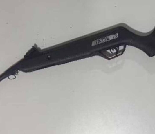 Pai atira acidentalmente em filho de 11 anos com espingarda Pai atira acidentalmente em filho de 11 anos com espingarda