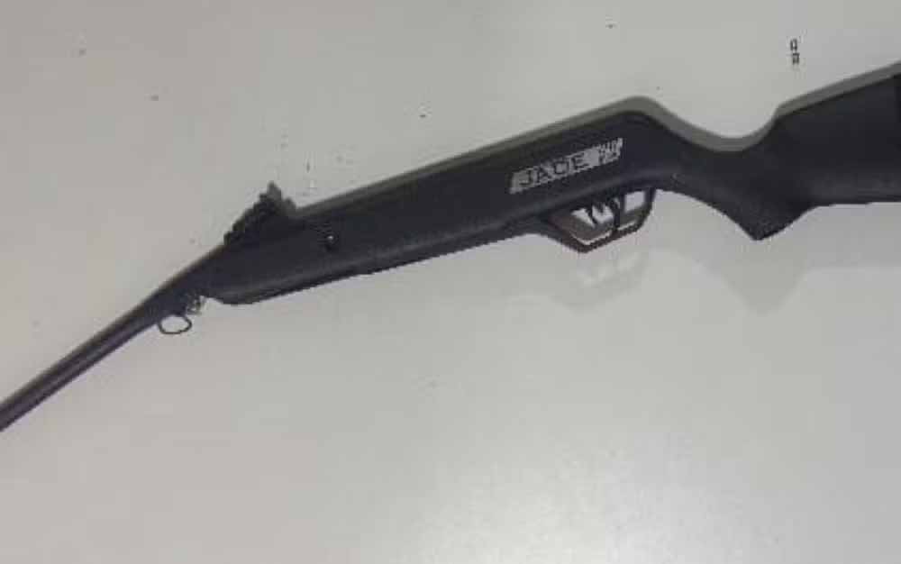 Pai atira acidentalmente em filho de 11 anos com espingarda