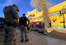 Bombeiros ficam feridos após explosão durante incêndio em supermercado Bombeiros ficam feridos após explosão durante incêndio em supermercado