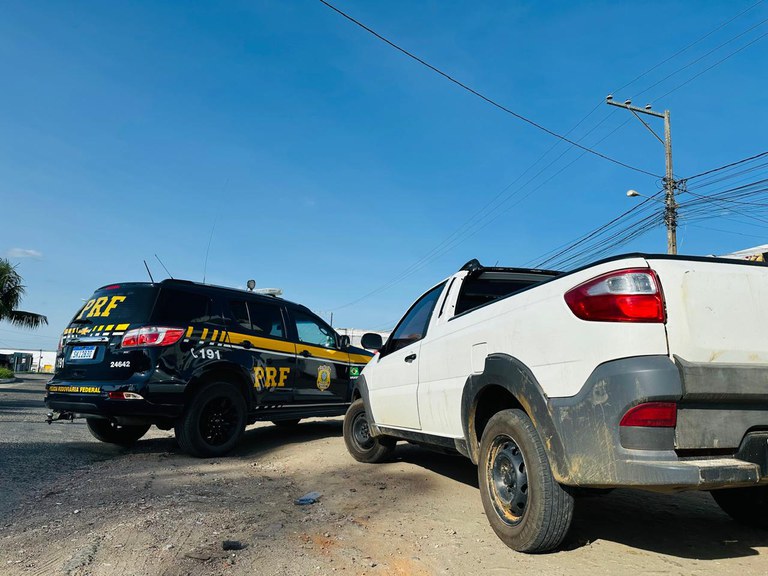 A Polícia Rodoviária Federal apreendeu um veículo com adulterações nos elementos identificadores.