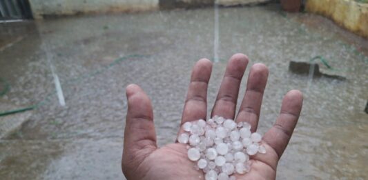 Chuva de granizo surpreende moradores de Itaberaba na tarde deste domingo granizo em Itaberaba