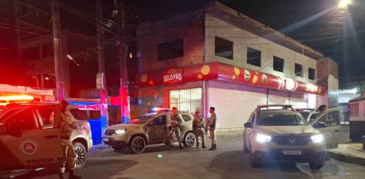 Três funcionários de empresa de internet são mortos a tiros em Salvador; vítimas tiveram mãos e pés amarrados Três funcionários de empresa de internet são mortos a tiros em Salvador