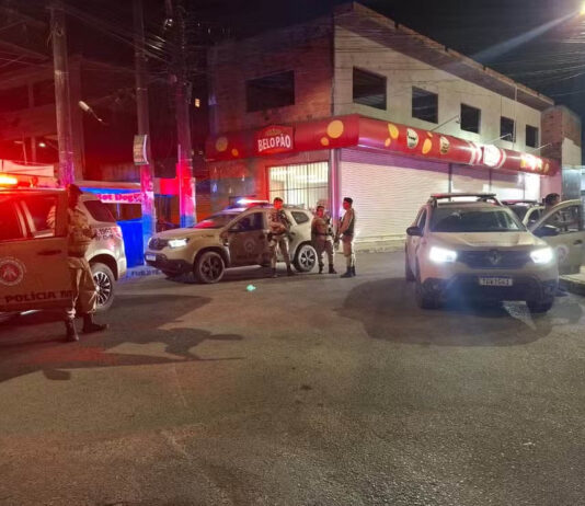 Três funcionários de empresa de internet são mortos a tiros em Salvador; vítimas tiveram mãos e pés amarrados Três funcionários de empresa de internet são mortos a tiros em Salvador