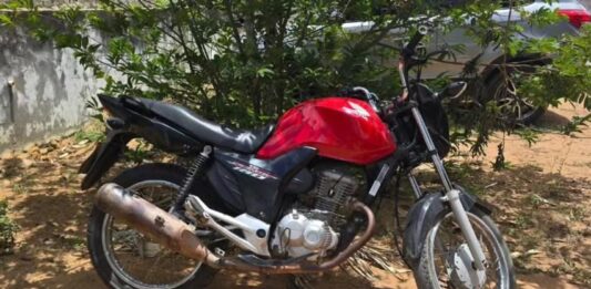 Motocicleta com restrição de furto é recuperada pela Polícia Militar na BA-052, em Ipirá Motocicleta com restrição de furto é recuperada pela Polícia Militar na BA-052, em Ipirá