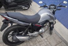 Polícia flagra motociclistas fazendo manobras perigosas e apreende droga durante rondas em Iaçu Polícia flagra motociclistas fazendo manobras perigosas e apreende droga durante rondas em Iaçu