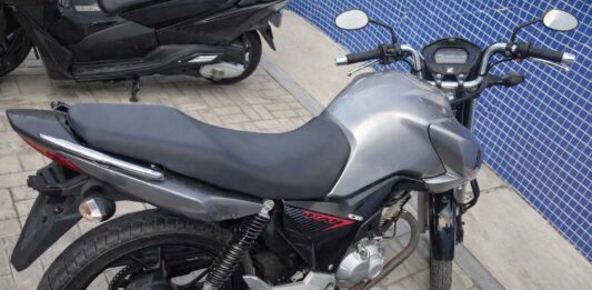 Polícia flagra motociclistas fazendo manobras perigosas e apreende droga durante rondas em Iaçu Polícia flagra motociclistas fazendo manobras perigosas e apreende droga durante rondas em Iaçu