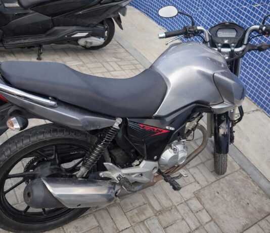 Polícia flagra motociclistas fazendo manobras perigosas e apreende droga durante rondas em Iaçu Polícia flagra motociclistas fazendo manobras perigosas e apreende droga durante rondas em Iaçu